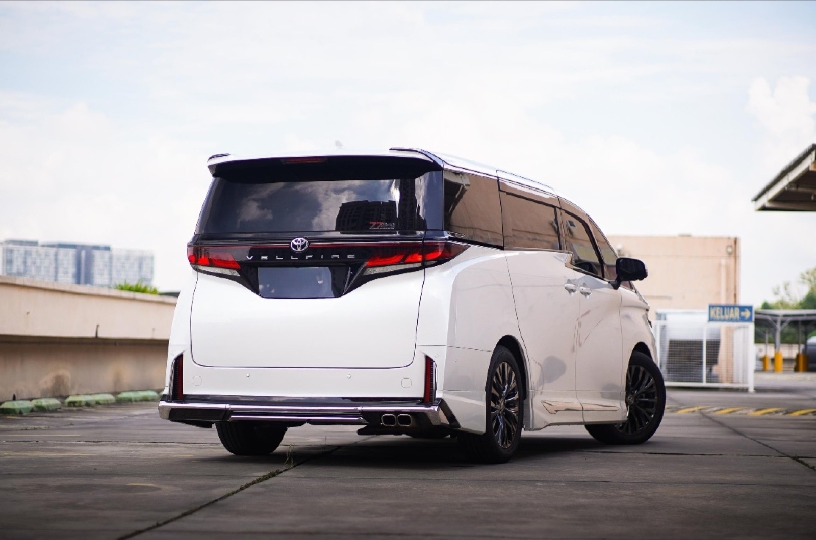 Toyota Alphard rear view
